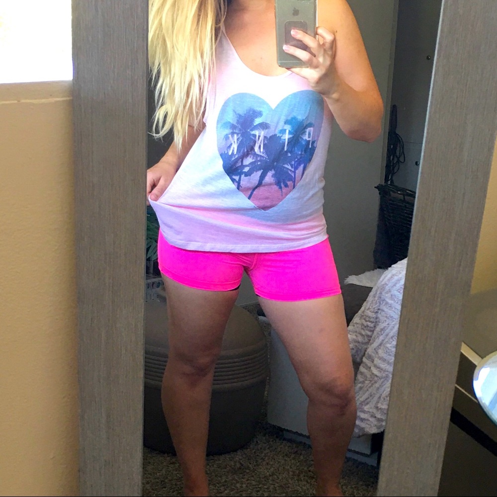Baby pink graphic tank 🌴!